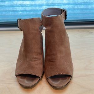 Johnston & Murphy peep toe tan suede heels, Size 8